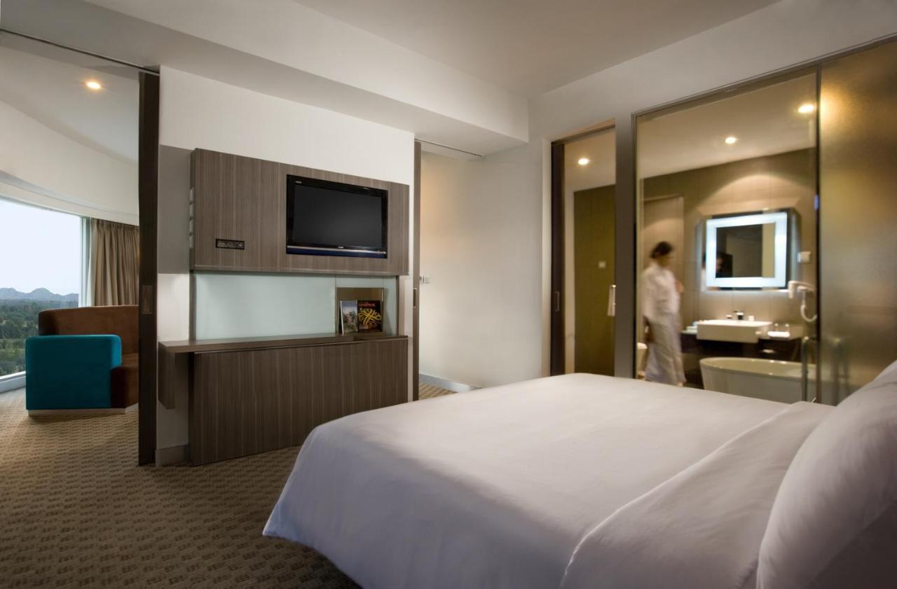 Novotel Bangka Hotel y Centro de Convenciones Pangkal Pinang Exterior foto